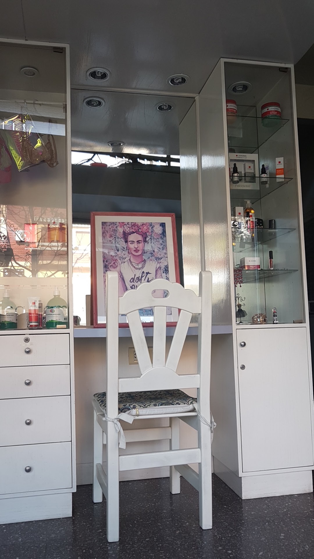 Interior del centro de estética MG Marina Gonzalez, un rincón cálido con espejo y sillón
